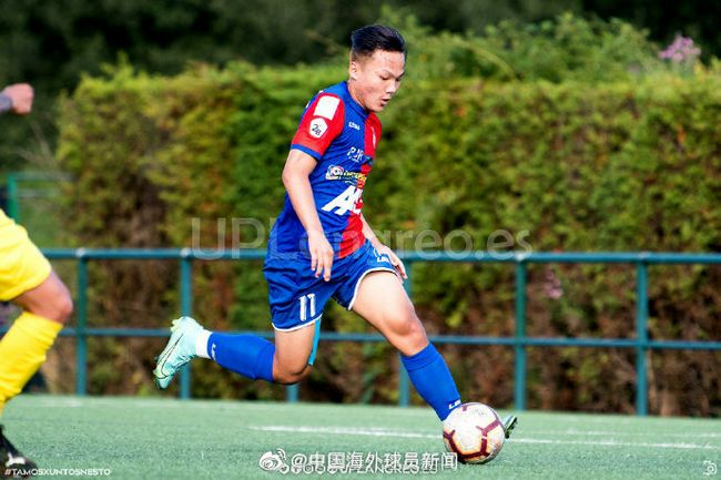 姜文那部电影为什么不讲故事，因为他不觉得需要跟你对话，不需要你理解他，你只要反复看他的影片，接受他的诗意歌唱就可以了。